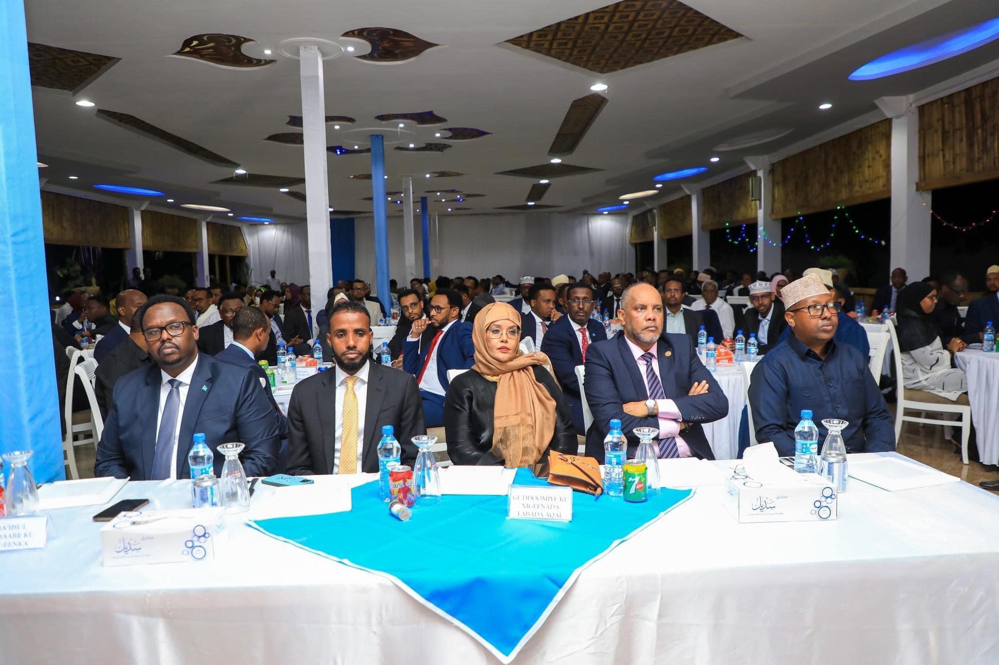 Des personnalités ayant assisté à la séance de signature