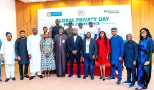  La Commission nigériane de protection des données (NDPC) examine actuellement 17 cas prioritaires de violations de données dans divers secteurs, allant de la finance, de la technologie et de l'éducation au gouvernement, à la logistique et aux jeux. Cette annonce a été faite par Vincent Olatunji, Commissaire National de la Commission, le dimanche 28 janvier 2024, à l'occasion de la journée mondiale de la confidentialité des données à Abuja.  En effet, la NDPC a signalé avoir reçu plus de 1 000 rapports de violations de données. Sur ces 1 000 plaintes, seuls 17 cas ont été vérifiés après un examen approfondi, dont 10 font présentement l'objet d'une enquête. Le commissaire a souligné que les opérations de résolution des cas résolus ont permis à la Commission de générer 400 millions de livres sterling de revenus pour le gouvernement nigérian. En 2023, la NDPC a lancé des enquêtes sur plusieurs banques de dépôt, dont Zenith, Fidelity et Guaranty Trust Banks, ainsi que sur l'Université Babcock. Ceci démontre d’ailleurs l’importance capitale qu'accorde le Nigéria à la protection des données ainsi que de la vie privée.  Pour rappel, le rapport annuel sur la protection des données du Nigeria, sera disponible lors de la cérémonie annuelle d'anniversaire et de remise des prix le dimanche 4 février 2024.  Sources:    Techpoint africa La voix du Nigeria