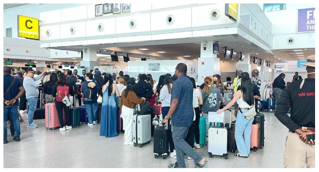 Des ressortissants étrangers en instance d’expulsion à l’aéroport de Lagos
