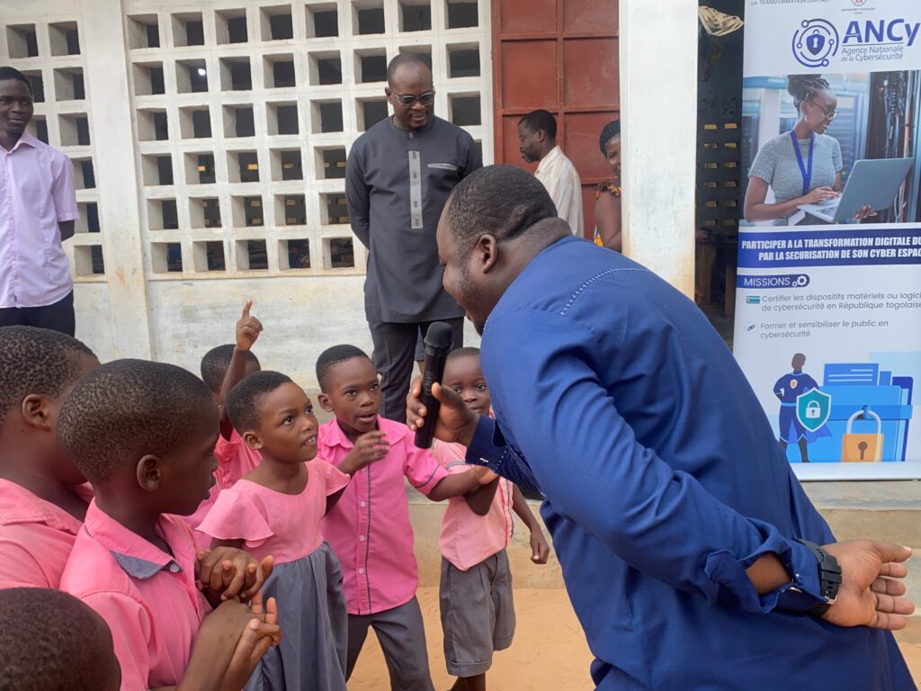 Sensibilisation à la Cybersécurité pour les élèves de la Fondation Makafui à Lomé