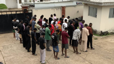 L'EFCC arrête 37 présumés cybercriminels à Taraba au Nigéria  